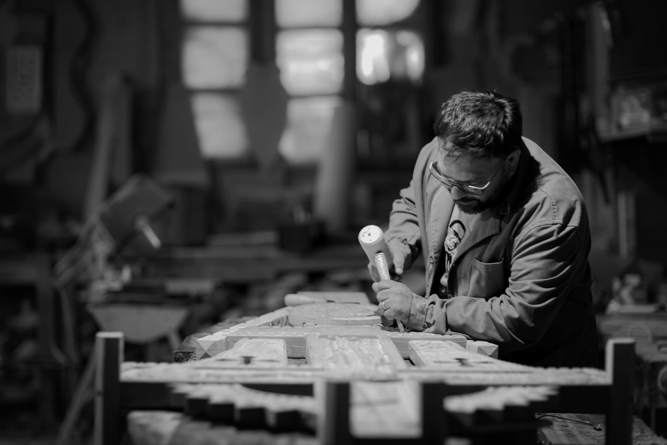 Meșteșugar local lucrând lemnul în atelier